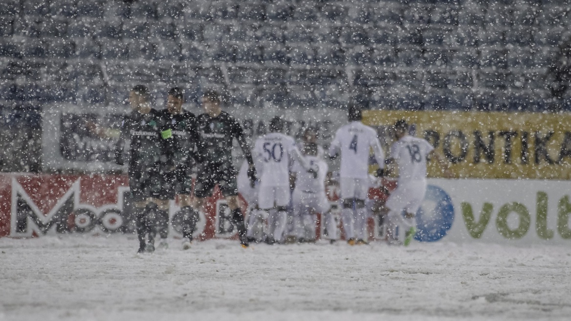Αγώνας-παρωδία: Η Λαμία κόντρα στον Παναθηναϊκό με λευκή εμφάνιση σε γήπεδο-«χιονοδρομικό κέντρο»!